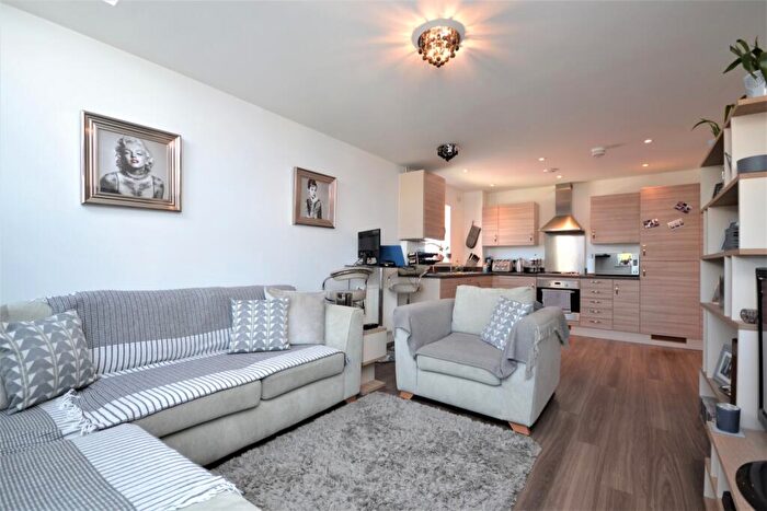 2 Bedroom Flat To Rent In Wells View Drive Bromley, BR2