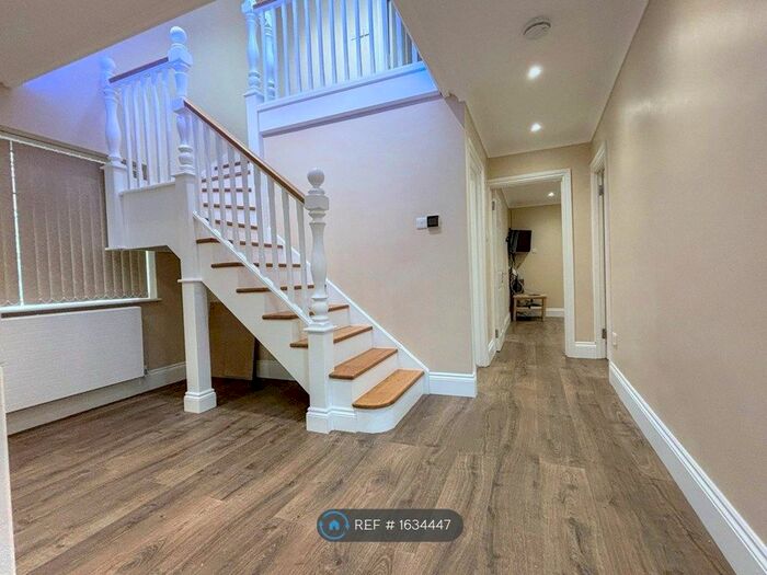 3 Bedroom Semi-Detached House To Rent In Austin Road, Luton, LU3