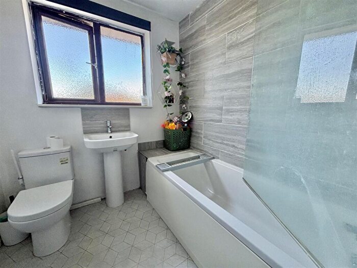 3 Bedroom End Of Terrace House For Sale In Sycamore Close, Creekmoor, BH17 - Photo 10