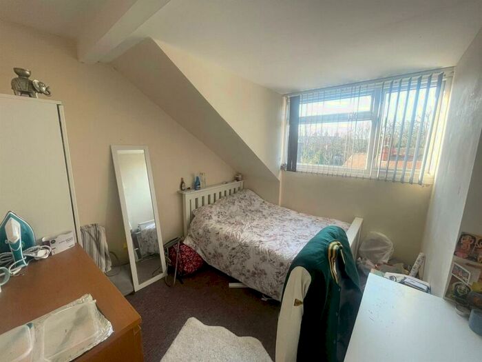 4 Bedroom End Of Terrace House To Rent In **£pppw** Midland Avenue, Lenton, Nottingham, NG7