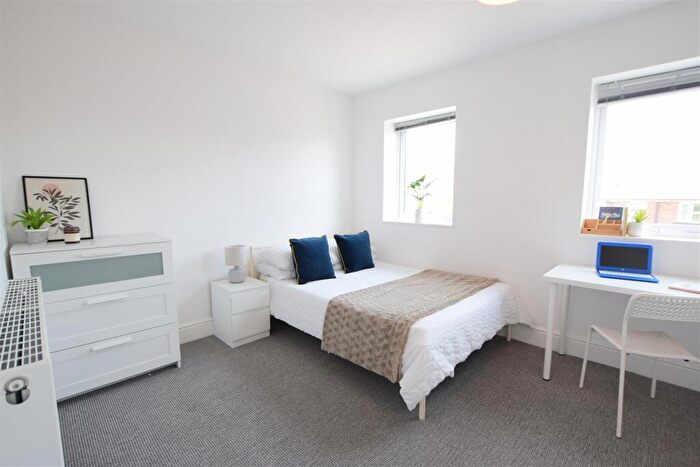 2 Bedroom Semi-Detached House To Rent In Laughton Mews - Student House - /, LN2