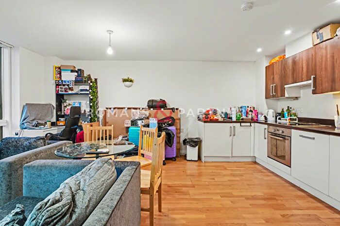 2 Bedroom Flat To Rent In Hallmark Court, Limehouse, E14