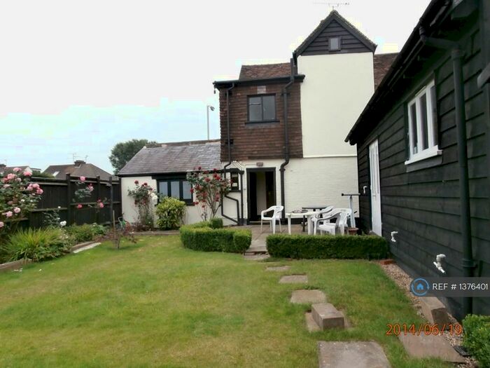 2 Bedroom Flat To Rent In Radlett Road, Frogmore, St. Albans, AL2