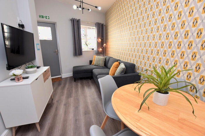 6 Bedroom Terraced House To Rent In Burns Street, Abington, Northampton, NN1