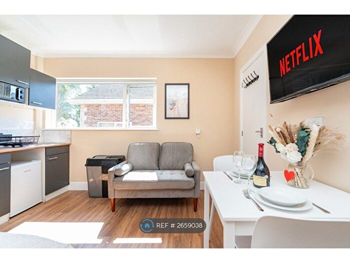 Studio To Rent In Alton Lodge, Bournemouth, BH3