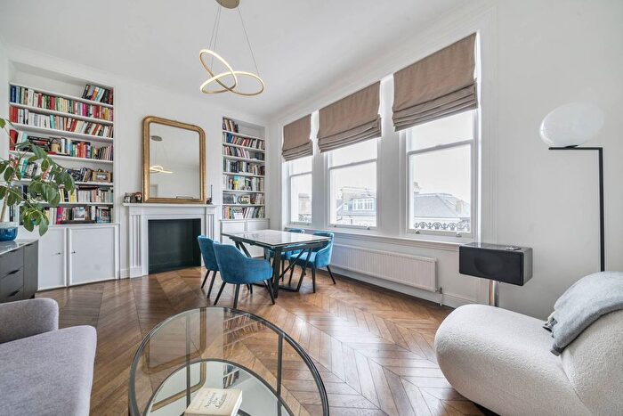 2 Bedroom Flat For Sale In Redcliffe Square, Chelsea, London, SW10