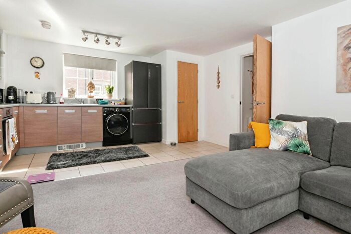 1 Bedroom Flat For Sale In Russett Way, Dunstable, Bedfordshire, LU5