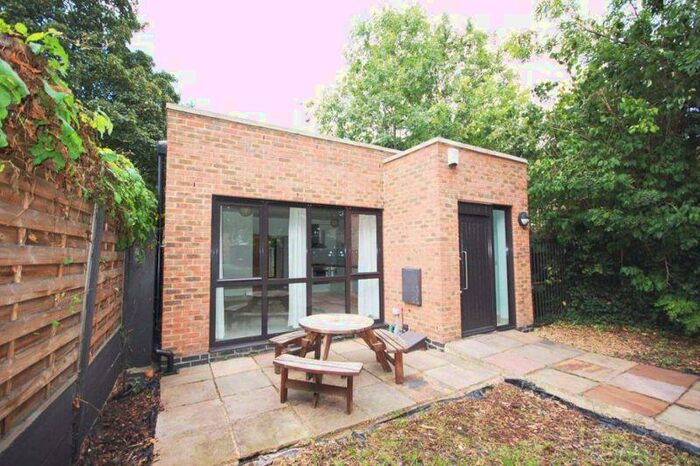 2 Bedroom Mews To Rent In Winns Mews, London, N15