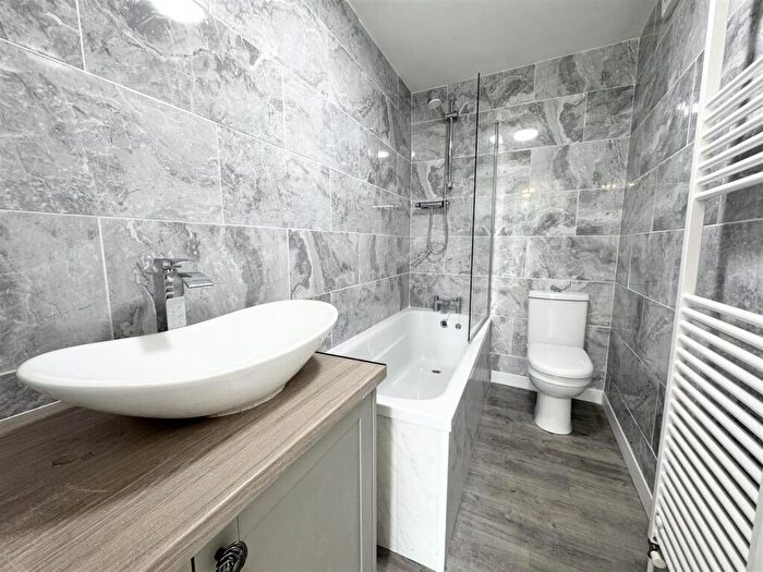 3 Bedroom House To Rent In Swansea Road, Pontardawe, Swansea, SA8