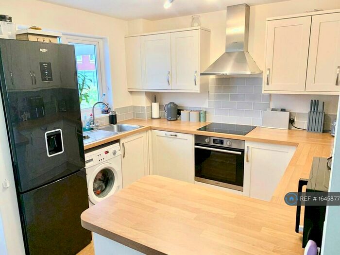 3 Bedroom Semi-Detached House To Rent In Arundell Close, Westbury, BA13