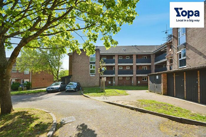 2 Bedroom Flat For Sale In Thundridge Close, Welwyn Garden City, AL7