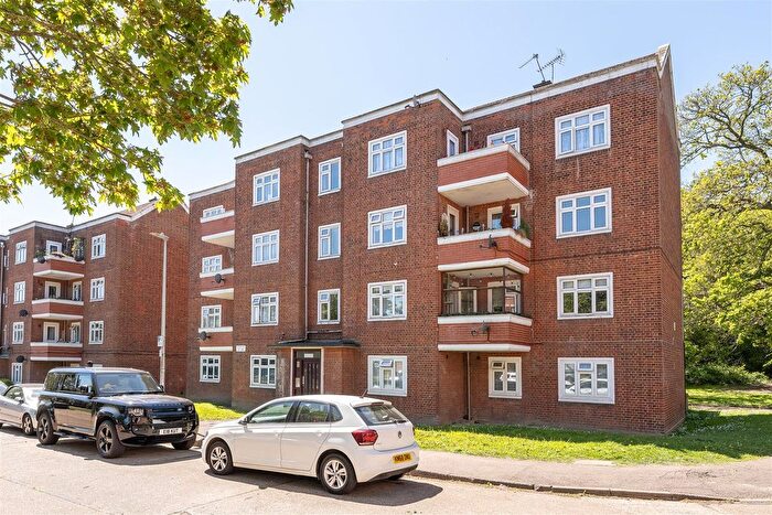 3 Bedroom Flat For Sale In Bradwell Close, London, E18