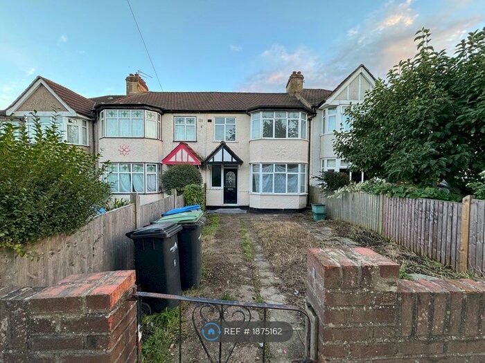 4 Bedroom Detached House To Rent In Dell Road, Enfield, EN3
