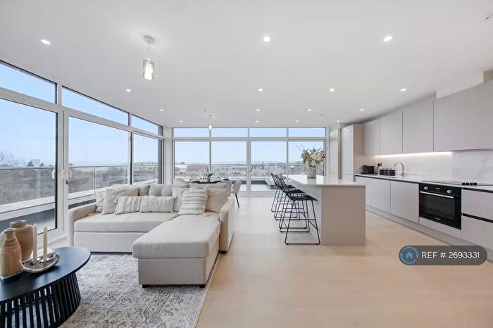 3 Bedroom Penthouse To Rent In Raffles House, London, NW4