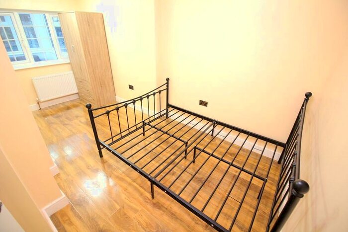 3 Bedroom Flat To Rent In Dunedin Way, Yeading, Hayes, UB4