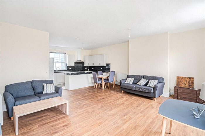 3 Bedroom Flat To Rent In The Square, Abingdon, OX14