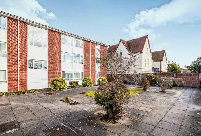 2 Bedroom Apartment To Rent In Crescent Road, Wokingham, RG40