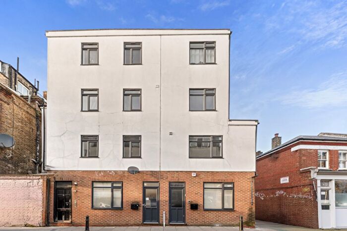 3 Bedroom Flat To Rent In Windus Road, London, N16