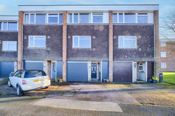 3 Bedroom Town House To Rent In Vernon Close, Leamington Spa, Warwickshire, CV32