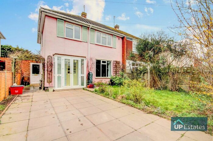 3 Bedroom Semi-Detached House To Rent In Burns Avenue, Warwick, CV34