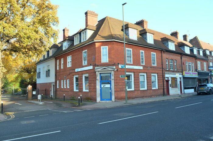 3 Bedroom Flat To Rent In Queens Road, Weybridge, KT13