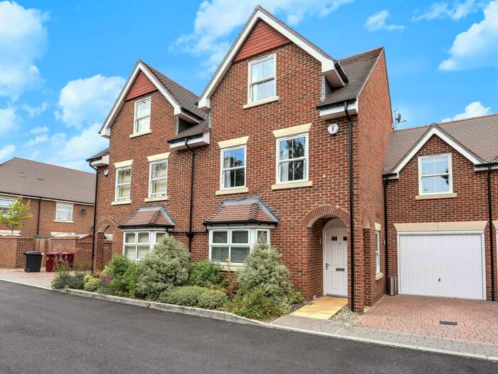 4 Bedroom Semi-Detached House To Rent In Haden Square, Reading, RG1