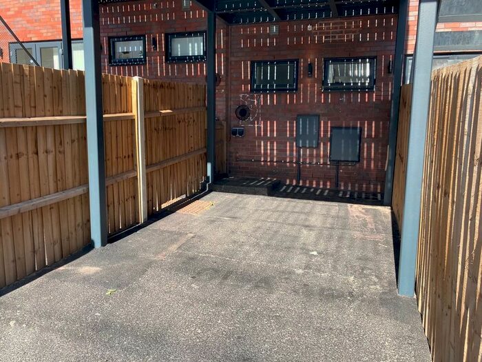 Garage / Parking To Rent In Parking Bay, Melbourne Street, LS2