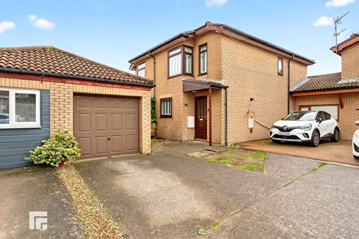 2 Bedroom House For Sale In Heol-Y-Gaer, Barry, CF62