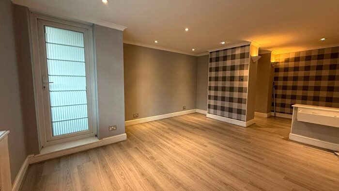 3 Bedroom Flat To Rent In Brook Lodge, North Circular Road, Golders Green, London, NW11