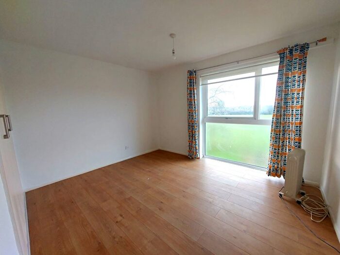 1 Bedroom Flat To Rent In St. Peters Close, Ilford, IG2