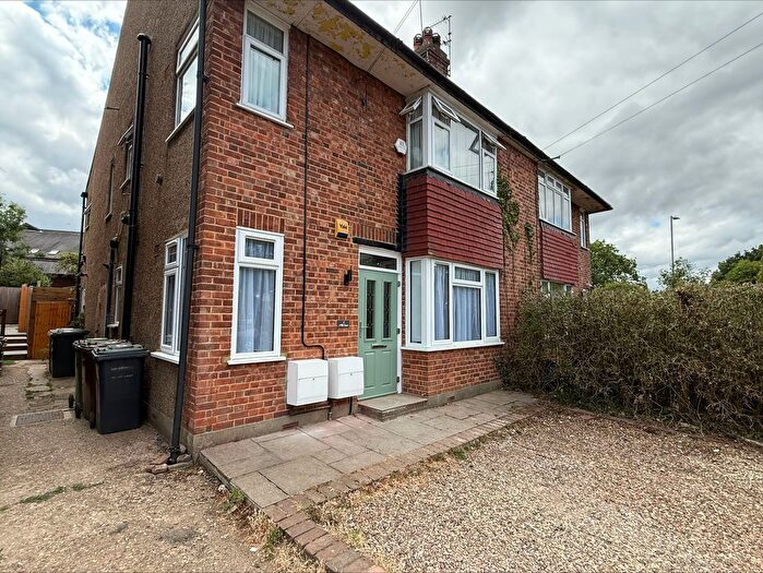 2 Bedroom Flat To Rent In Hill Court, Hill Rise, Potters Bar, EN6