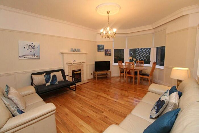 2 Bedroom Flat To Rent In Athole Gardens, Glasgow, G12