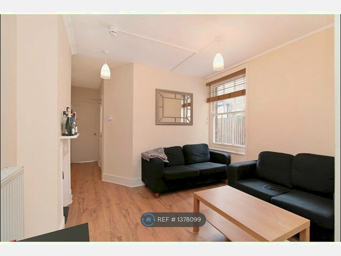 3 Bedroom Flat To Rent In Southampton Way, London, SE5
