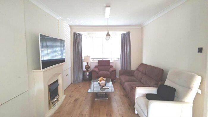 3 Bedroom Semi-Detached House To Rent In Howcroft Crescent, London, N3