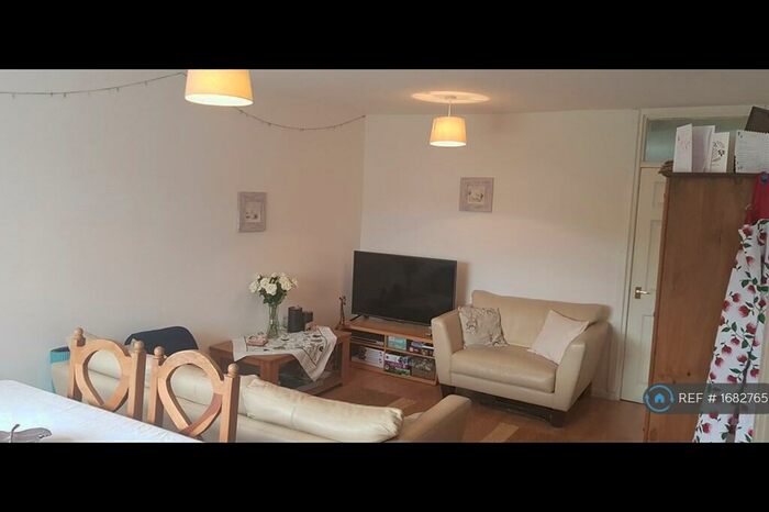 2 Bedroom Flat To Rent In May Lane, Hollywood, Birmingham, B47