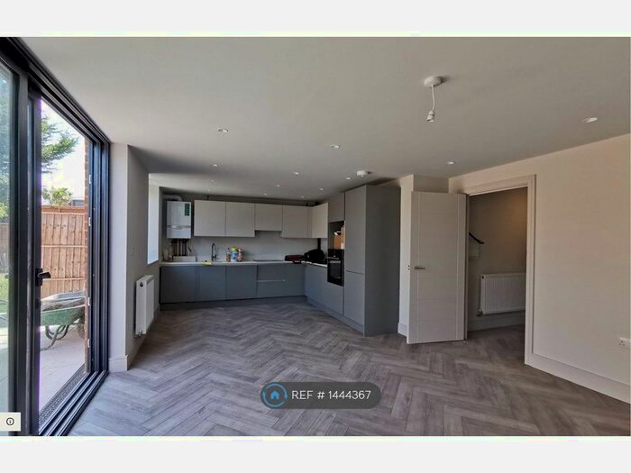 3 Bedroom Flat To Rent In Grand Drive, London, SW20