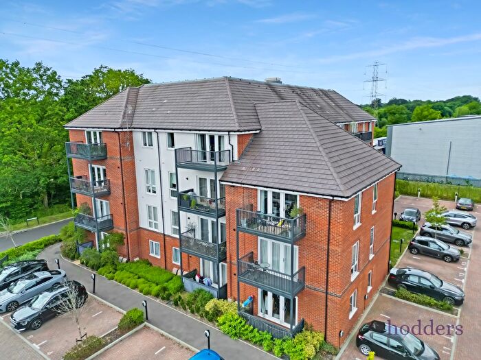 2 Bedroom Flat To Rent In Blackbess Lane, Chertsey, Surrey, KT16