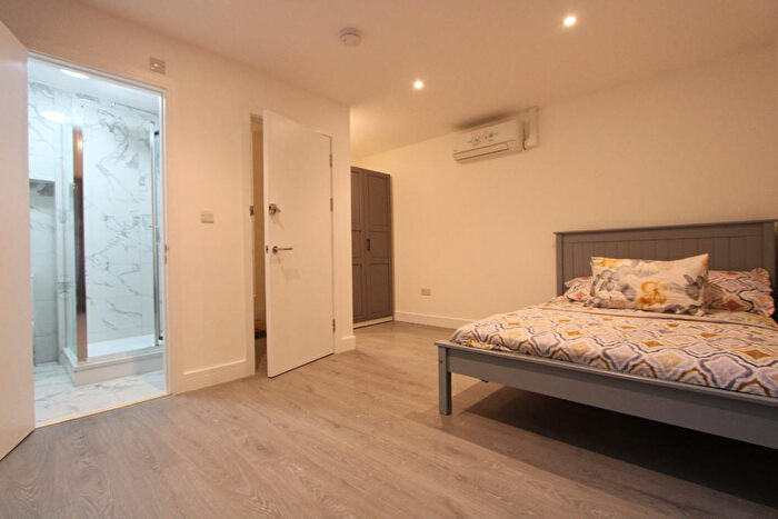 3 Bedroom Flat To Rent In Parkgate Road, London, SW11