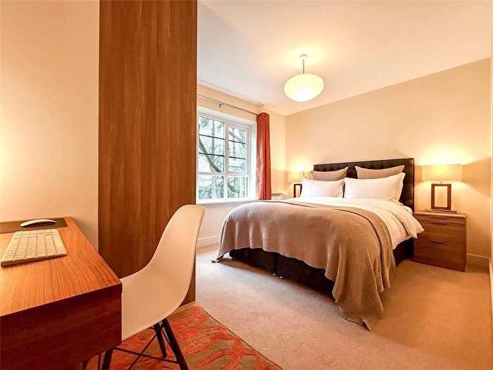 2 Bedroom Flat For Sale In Wallis Square, Farnborough, Hampshire, GU14