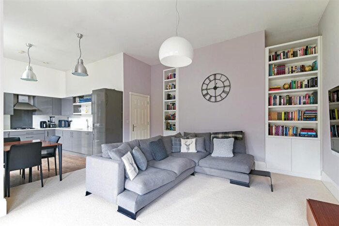 2 Bedroom Flat For Sale In Glanville Way, Epsom, KT19