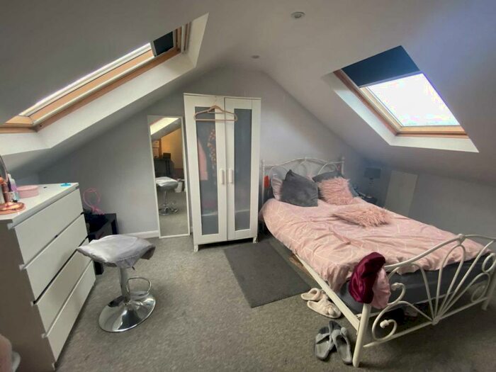 5 Bedroom Semi-Detached House To Rent In Weston Road, Guildford, GU2