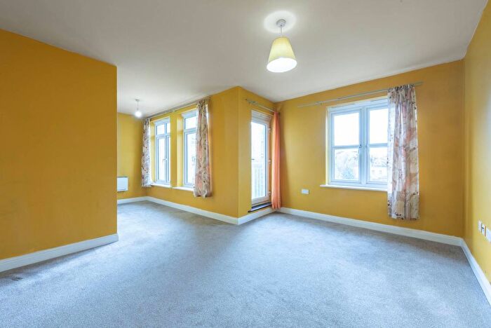 2 Bedroom Flat For Sale In Fitzwilliam Close, Whetstone, London, N20