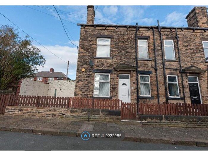 2 Bedroom End Of Terrace House To Rent In Rosemont Grove, Leeds, LS13
