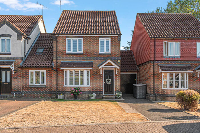 3 Bedroom Link Detached House For Sale In Kaye Don Way, Weybridge, Surrey, KT13