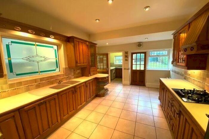 4 Bedroom Property To Rent In Warwick Road, Solihull, B91