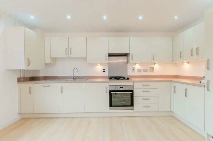 2 Bedroom Flat To Rent In Walnut Tree Close, Guildford, GU1