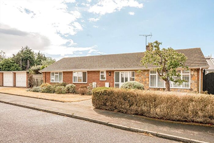 3 Bedroom Bungalow To Rent In Westdene Way, Weybridge, KT13