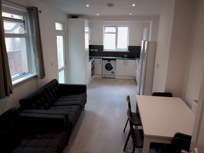 5 Bedroom House To Rent In Dogfield Street, Cathays, Cardiff, CF24