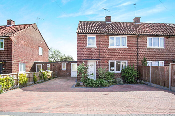 3 Bedroom Semi-Detached House To Rent In Trumpington Drive, AL1