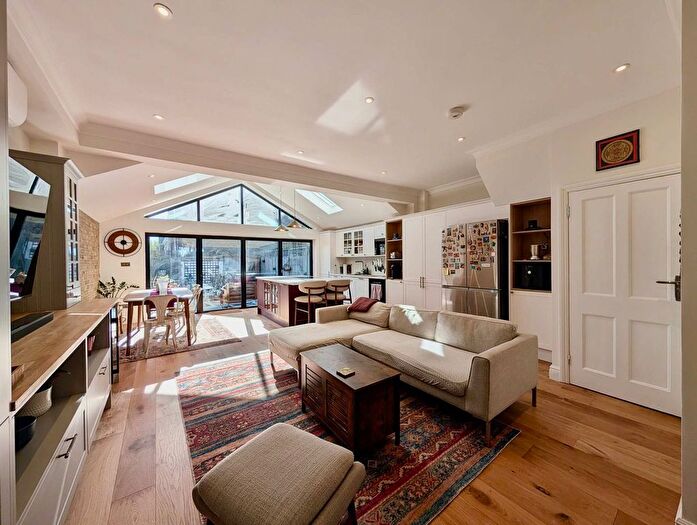 2 Bedroom Flat To Rent In London Borough Of Wandsworth, SW18